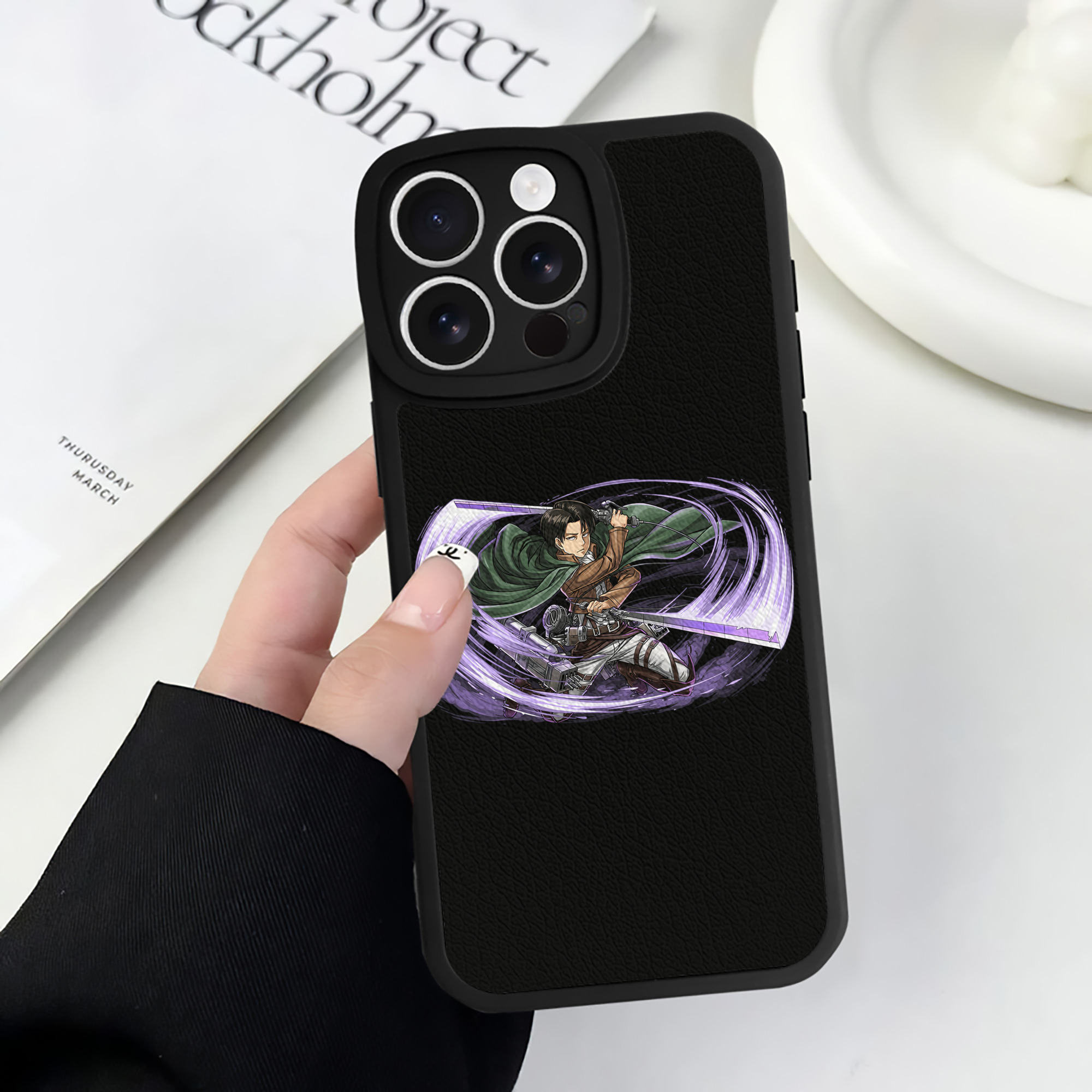 （画像用） 進撃の巨人 リヴァイ·アッカーマン Attack on Titan Levi Ackerman 【iPhone 16シリーズ対応】シリコンスマホケース（レザー調） 材質：シリコン